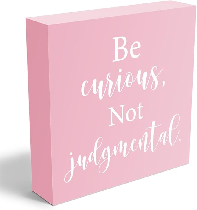 mmiishe Inspirational Wooden Box Sign Decorative Motivational Be Curious Not Judgmental Wood Box Sign Home Bedroom Office Decor Rustic Farmhouse Square Desk Decor Sign for Shelf Pink