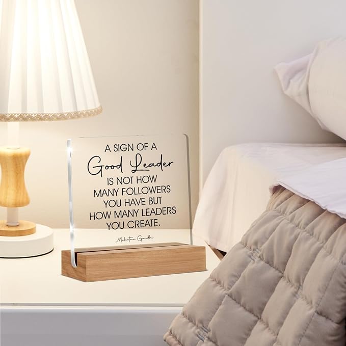 Leader Gift for Men Women Boss Mentor Leadership Gifts a Sign of a Good Leader Sayings Clear Desk Decorations Acrylic Sign With Wooden Stand for Desk Table Shelf