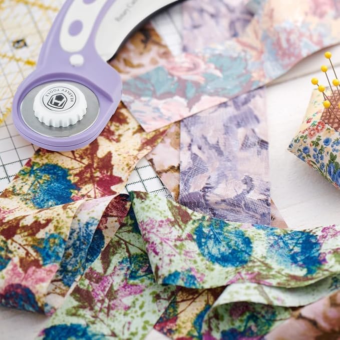 Rotary Cutter Set Purple - Quilting Kit incl. 45mm Fabric Cutter, 5 Replacement Blades, A2 Cutting Mat, Acrylic Quilting Ruler, Sewing Clips, Craft Knife Set, Ideal for Crafting, Sewing, Patchworking